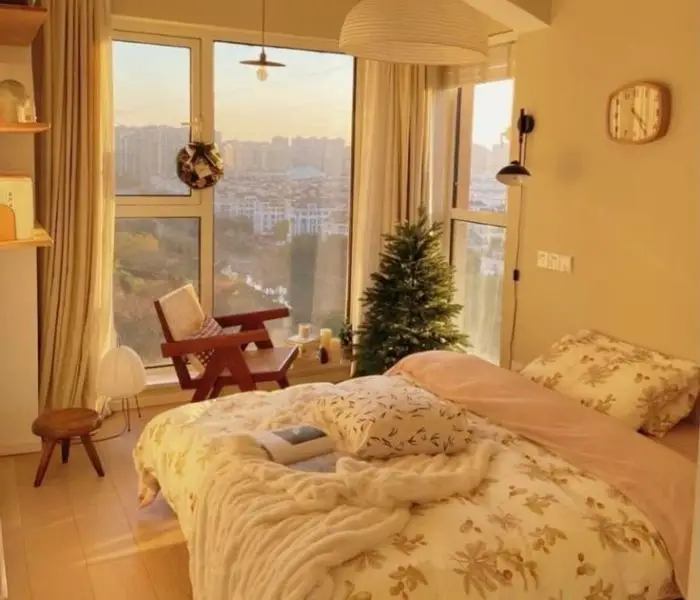 Kamar Estetik Wanita dengan Sprei Polos atau Motif Kecil